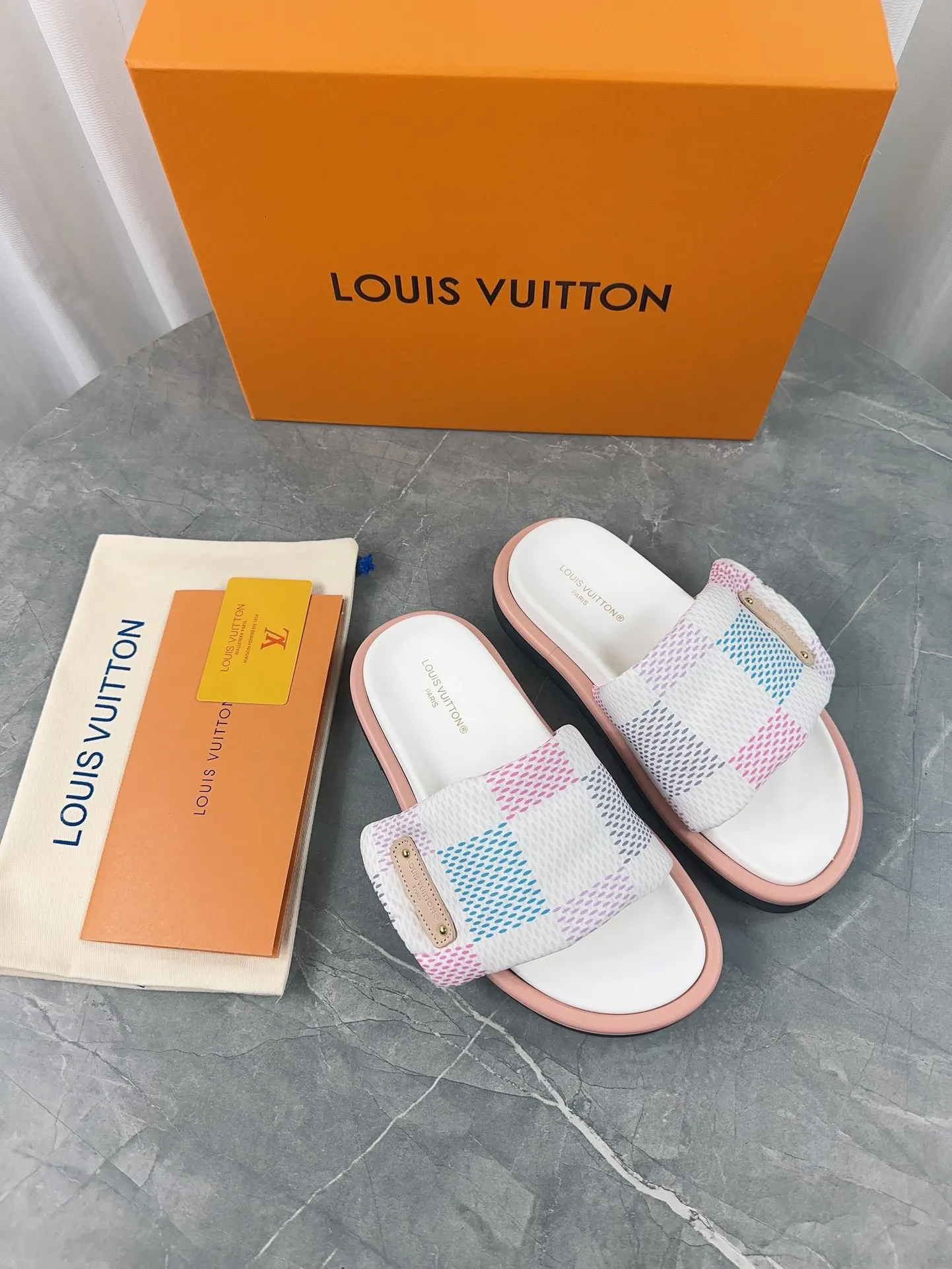 👟👟Ex-factory price 360👟👟 Women's Shoes Women's Clothing LV Donkey Brand L Home 2024 Hot Style Embossed Logo Embossed Sandals This Pool Pillow Comfort flat sandals are made of technical fabrics and use high-frequency embossing technology to reinterpret the Monogram pattern. Soft padded upper with adjustable Velcro, comfortable and tough insole adds harmonious color ▪️Fabric: Original customized technical fabric ▪️Lining: soft sheepskin lining ▪️Sole: Original open-molded rubber foam outsole Color: sky blue. Yellow. Black ▪️Size: 35-45